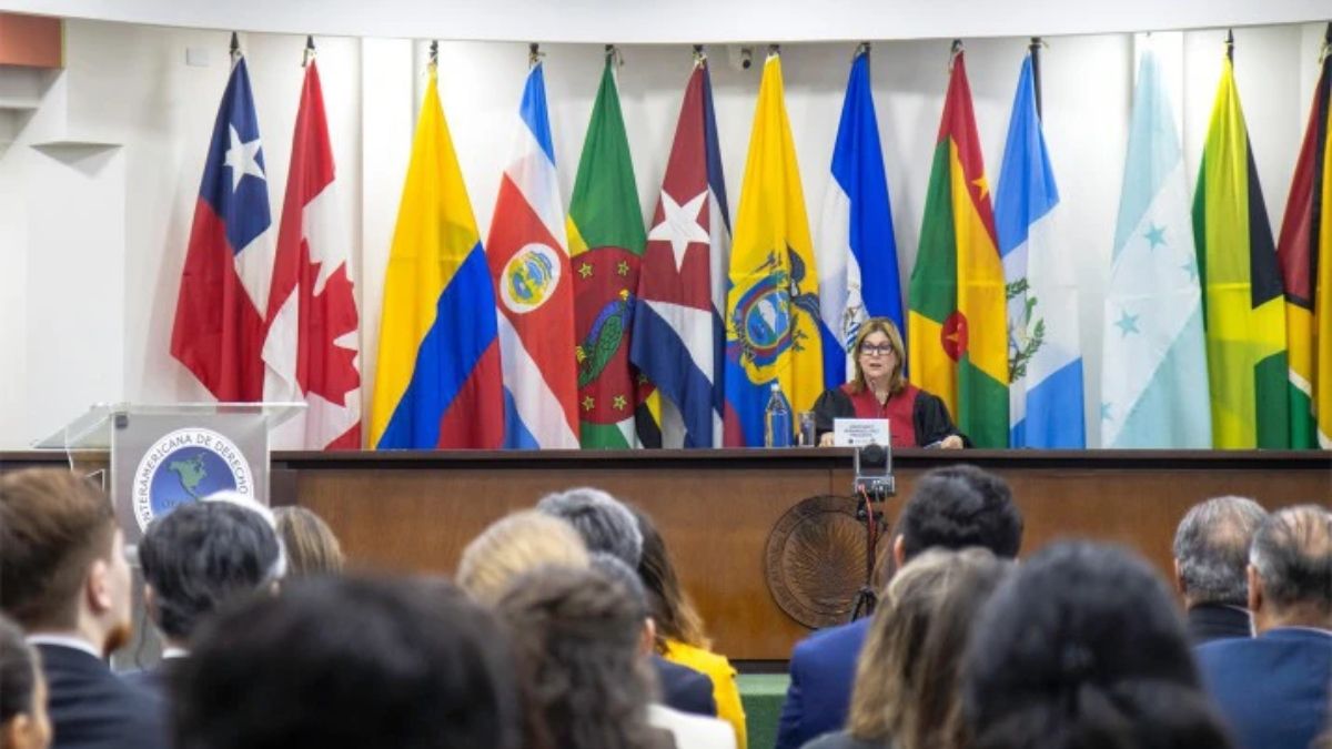 La jueza Nancy Hernández López, presidenta de la Corte Interamericana de Derechos Humanos, lee el resumen de la opinión consultiva, que se centra en las obligaciones de los Estados de proteger los derechos humanos ante la crisis climática (Imagen: Corte IDH / Flickr, CC BY-SA) La jueza Nancy Hernández López, presidenta de la Corte Interamericana de Derechos Humanos, lee el resumen de la opinión consultiva, que se centra en las obligaciones de los Estados de proteger los derechos humanos ante la crisis climática (Imagen: Corte IDH / Flickr, CC BY-SA)