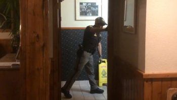 Entró al baño de mujeres y encontró un oso durmiendo sobre un lavamanos