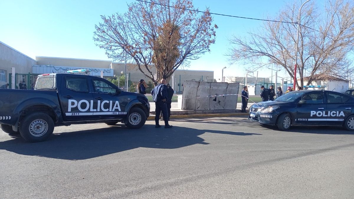 Chapa mortal. El viento levantó la estructura e hirió mortalmente a la víctima.