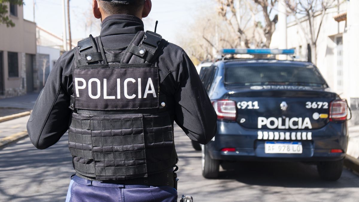Un policía que cumple funciones en la Comisaría 25 quedó complicado por la fuga de un preso el domingo 24 de agosto. Es la segunda vez que es investigado por un caso similiar. 