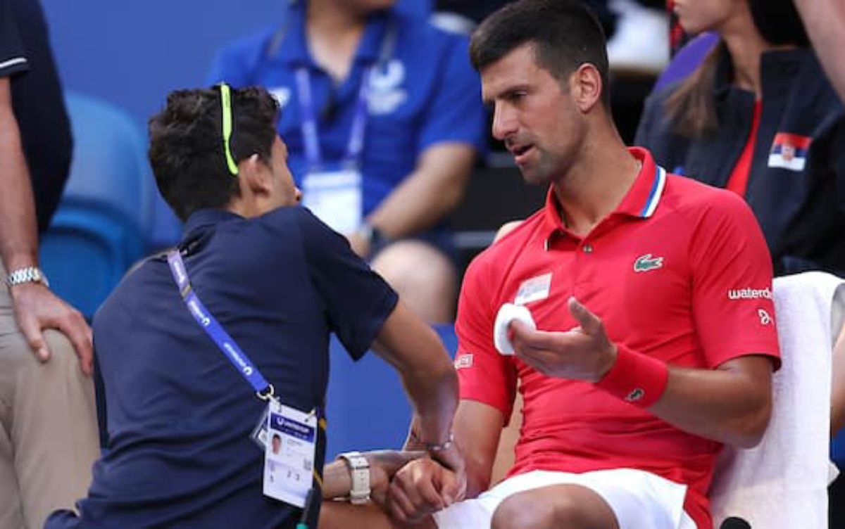 Djokovic perdió y tuvo que ser atendido en más de una oportunidad