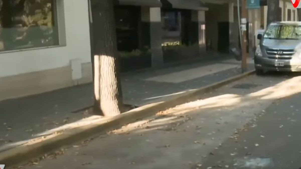 Horas más tarde del atraco, aún se podía observar en el lugar del hecho los vidrios de la ventanilla que rompieron los ladrones para tomar la mochila con dinero del auto detenido en el semáforo.