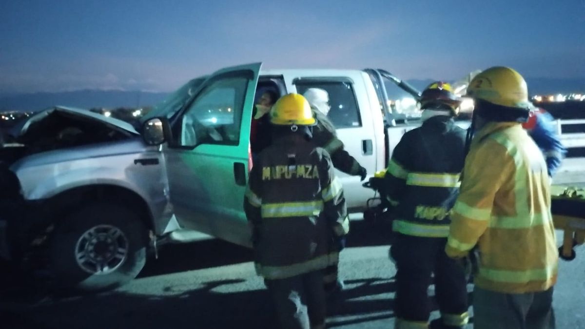 La conductora de la camioneta Ford gris qie circulaba hacia el Sur para ir a su trabajo fue sacada del vehículo por Bomberos. La conductora de la camioneta Ford gris qie circulaba hacia el Sur para ir a su trabajo fue sacada del vehículo por Bomberos.