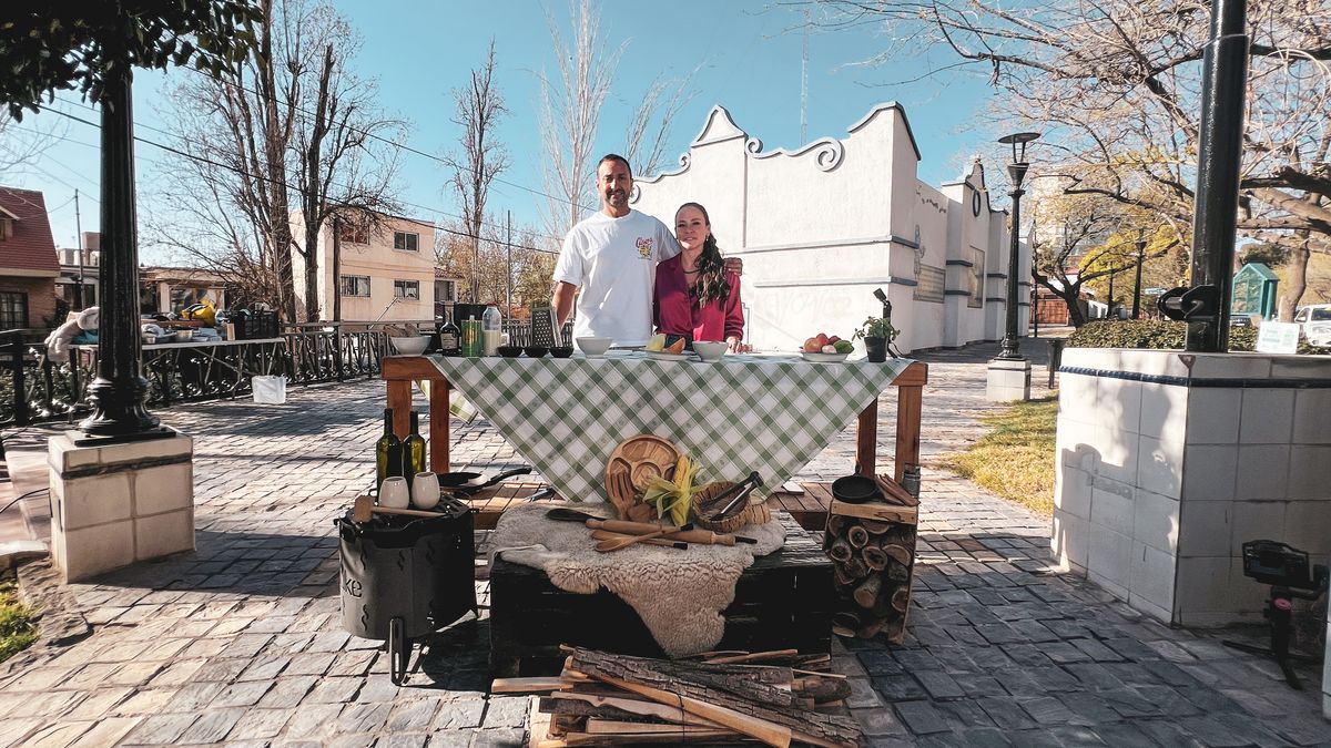Nacho Molina y Romi Terranova, de Un bocado, presentan la receta de humita cuyana con chorizo criollo. 