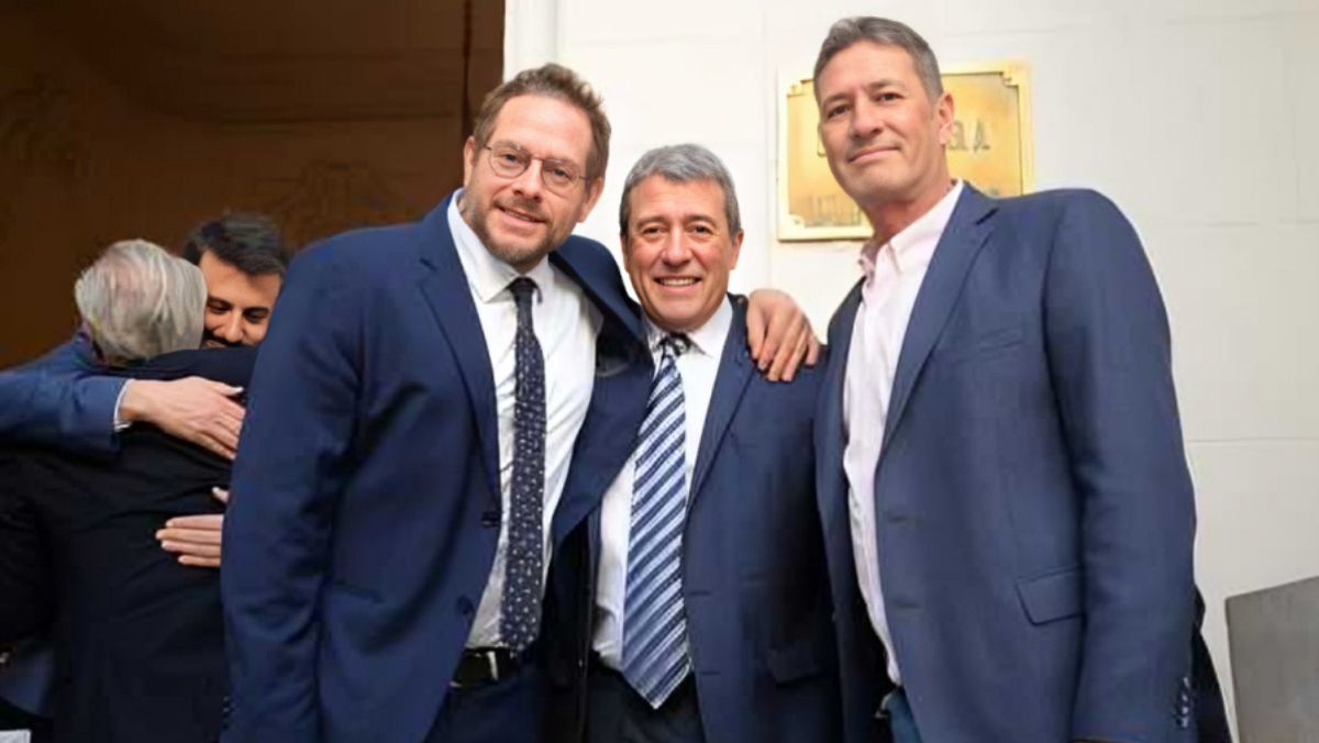 La última foto de Alejandro Pulga Bermejo (derecha), junto a su amigo Lucas Ilardo y a su hermano Adolfo.