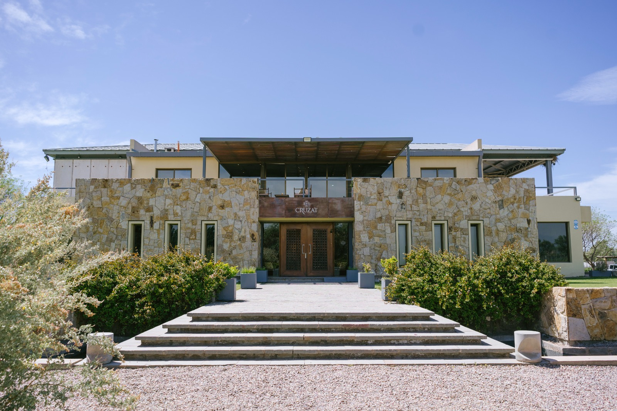Vista de la bodega Cruzat, que el reconocido enólogo fundó en 2004 y elabora sólo vinos espumantes bajo el método tradicional. Vista de la bodega Cruzat, que el reconocido enólogo fundó en 2004 y elabora sólo vinos espumantes bajo el método tradicional.
