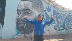 El Riojano con el mural del Morro.