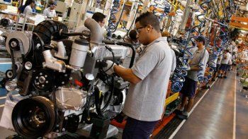 Paró la fábrica de Mercedes-Benz en Brasil por despidos masivos