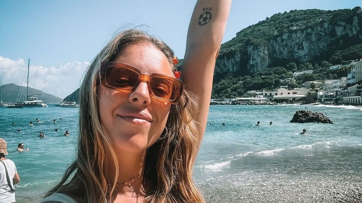 Desde Madrid, Nati Jota se suma al cowboy en clave shorts XS al ras y anticipa la primavera