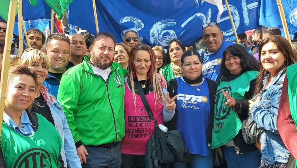 Roberto Macho y Adriana Iranzo (centro), referentes de ATE en Mendoza.