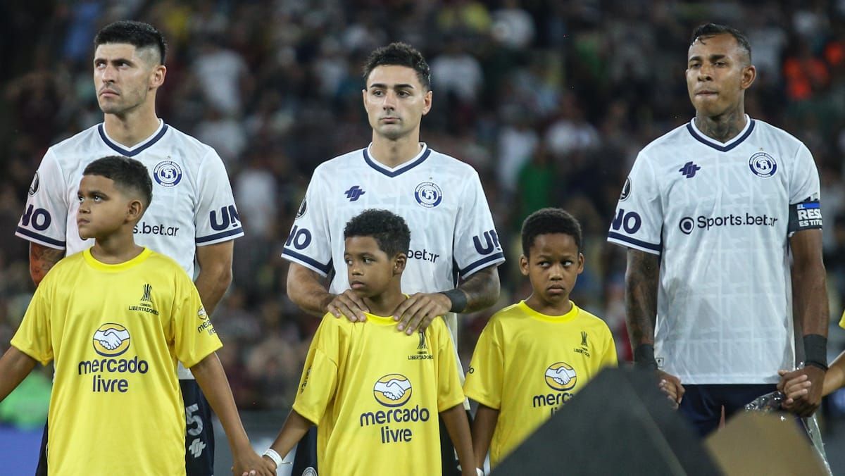 Florentín, Bottari y Villa, estandartes en el mediocampo de Independiente Rivadavia. Foto: Nicolás Ríos/Diario UNO. Florentín, Bottari y Villa, estandartes en el mediocampo de Independiente Rivadavia. Foto: Nicolás Ríos/Diario UNO.