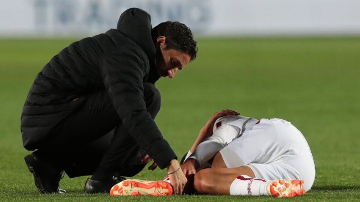 Paulo Dybala tuvo que que ser atendido tras la patada de Palomino en la caída de la Roma ante Atalanta