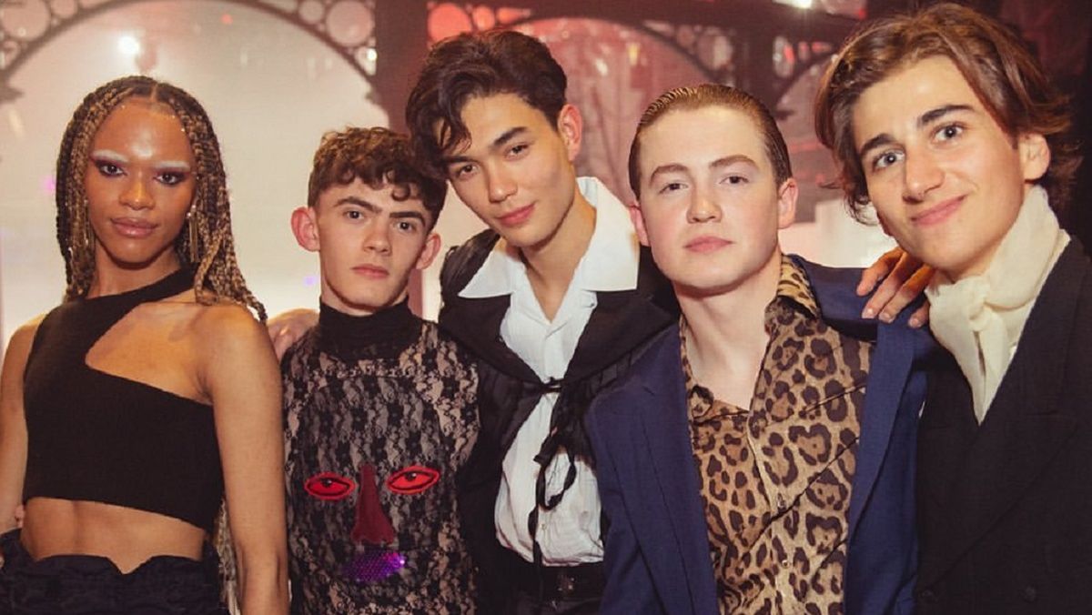 Jóvenes protagonistas de la miniserie inglesa Heartstopper en Netflix.