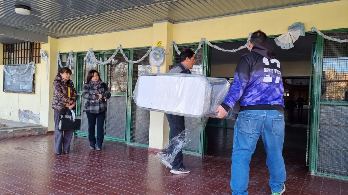 El Gobierno anunció un extra en julio para docentes y celadores.