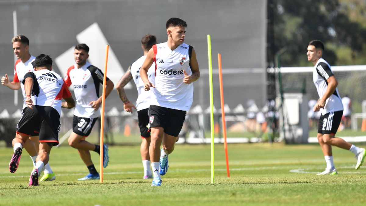 Echeverri se sumó al grupo y tiene chances de jugar con Banfield Echeverri se sumó al grupo y tiene chances de jugar con Banfield