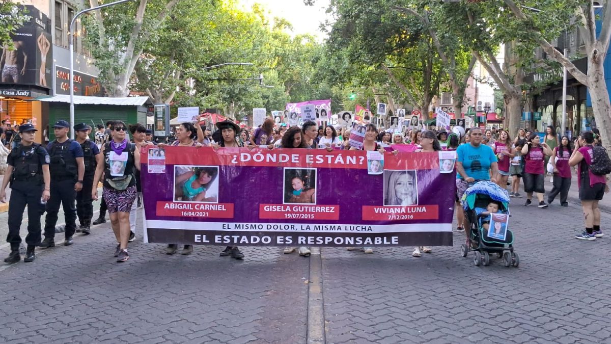 La manifestación organizada por Ni Una Menos comenzó en el kilómetro 0 y se extendió por calles San Martín, Las Heras, Patricias Mendocinas y terminó en la Legislatura.