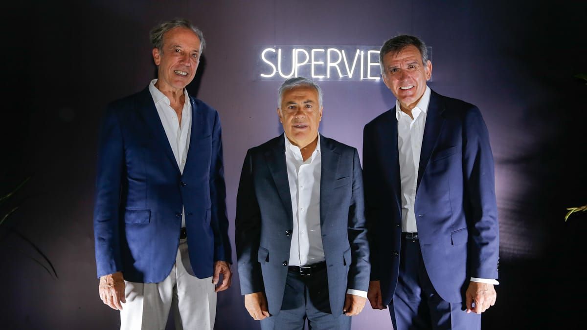 Patricio Supervielle, presidente y fundador del banco, junto al gobernador Alfredo Cornejo y el CEO, Gustavo Manríquez.