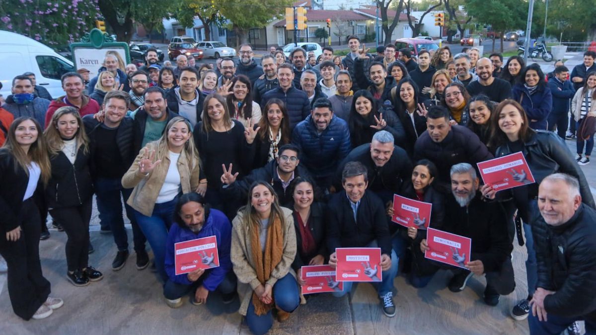 Jóvenes de la UCR junto al presidente del Comité Provincia, Andrés Lombardi.