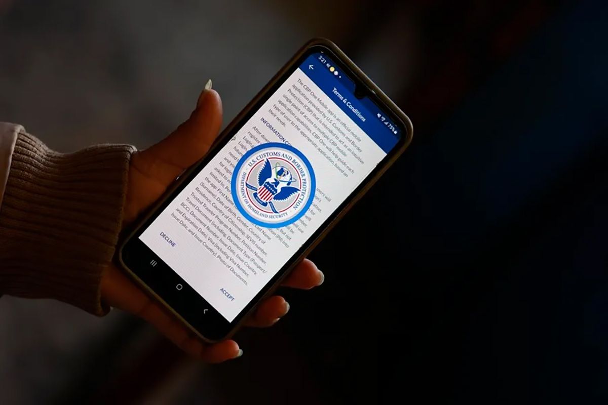 Una mujer posa con la app móvil CBP One que se utilizó durante la administración de Joe Biden. Crédito: EFE/EPA/Caroline Brehman.