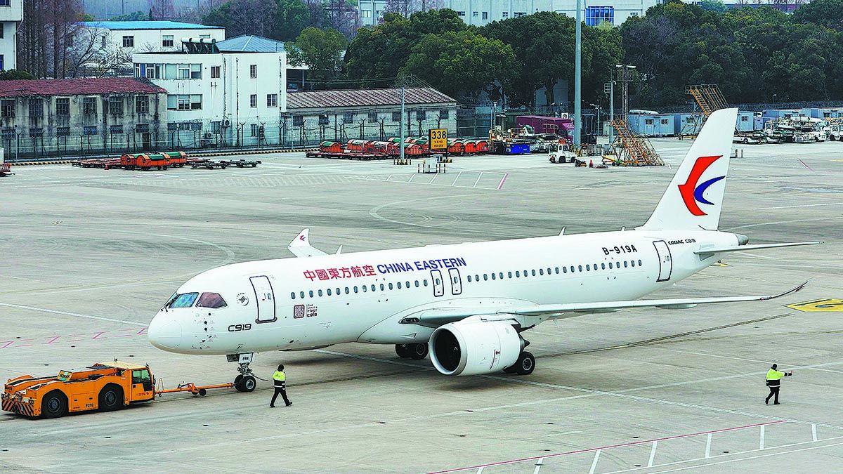 El avión de pasajeros C919 de China Eastern Airlines se prepara para un vuelo de prueba el 26 de diciembre. YIN LIQIN / SERVICIO DE NOTICIAS DE CHINA