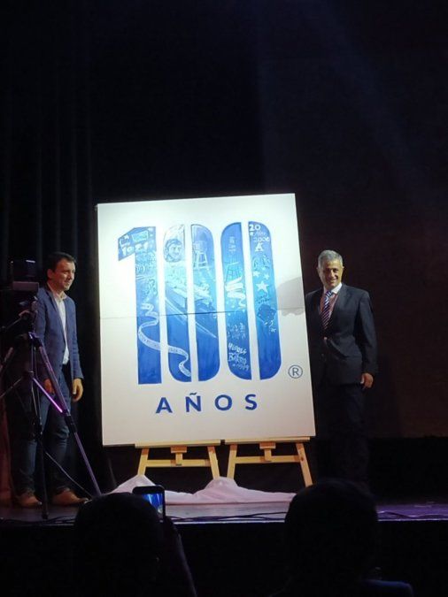 Mansur y García Salazar con la nueva marca del club Godoy Cruz.