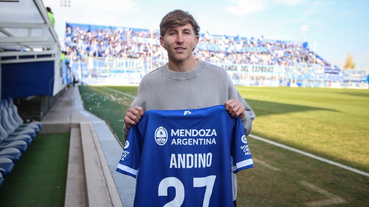Santino Andino visitó el Feliciano Gambarte, y el ahora delantero del Panathinaikos griego fue ovacionado y recibió una camiseta conmemorativa. Santino Andino visitó el Feliciano Gambarte, y el ahora delantero del Panathinaikos griego fue ovacionado y recibió una camiseta conmemorativa.