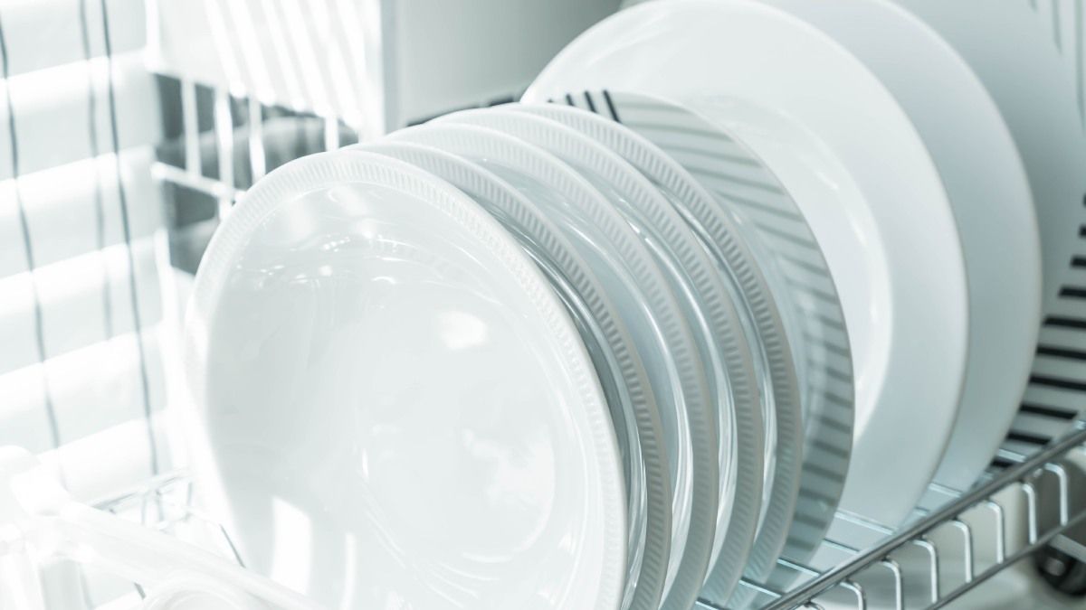 Elimina los rayones de tus platos y déjalos como nuevos con estos trucos caseros