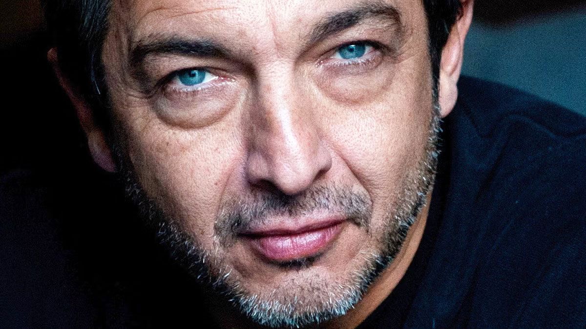 El actor Ricardo Darín interpreta al Padre Julián en la película de Netflix.