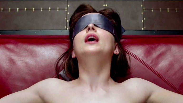 La bella Dakota Johnson dice que está cansada de fingir orgasmos