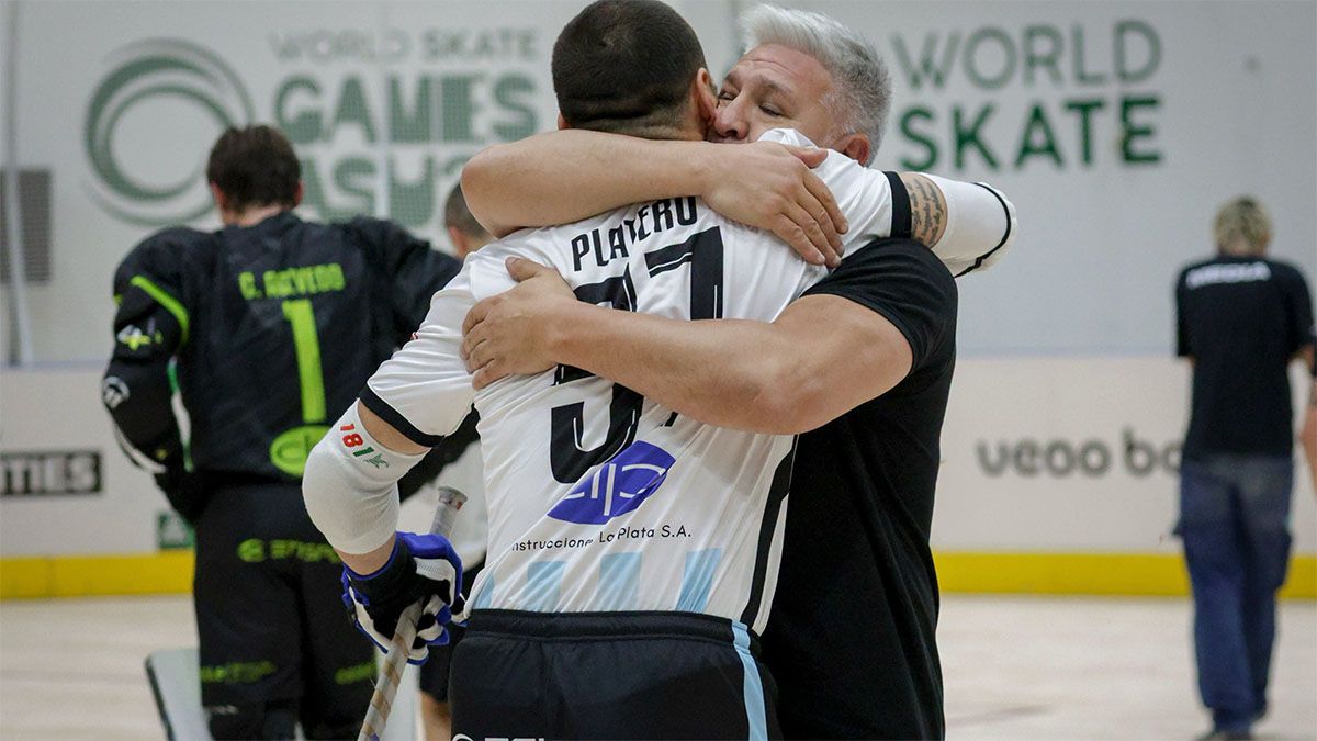 Franco Platero y Jos&eacute; Luis P&aacute;ez se fund&iacute;an en un abrazo.