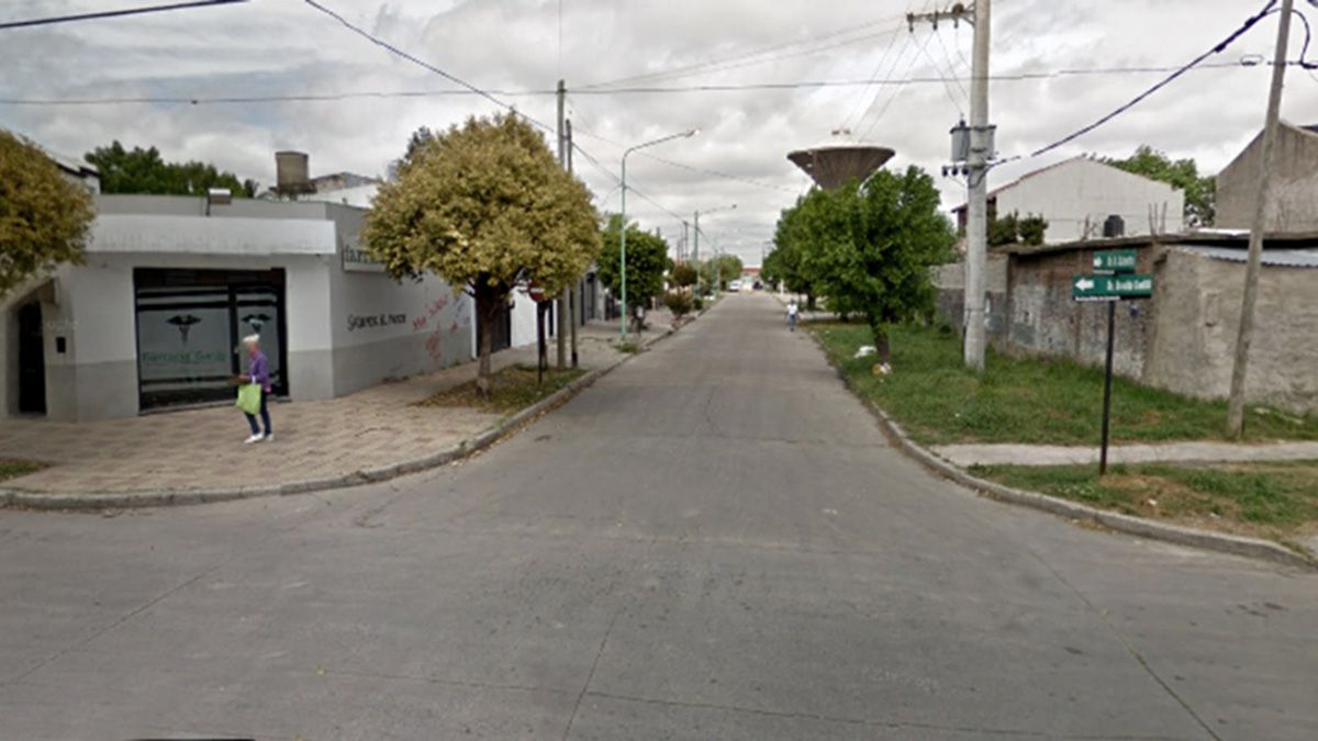 Los vecinos de un barrio de Ensenada quedaron sorprendidos luego de que un hombre golpeo a su madre a cadenados. El atacante fue detenido