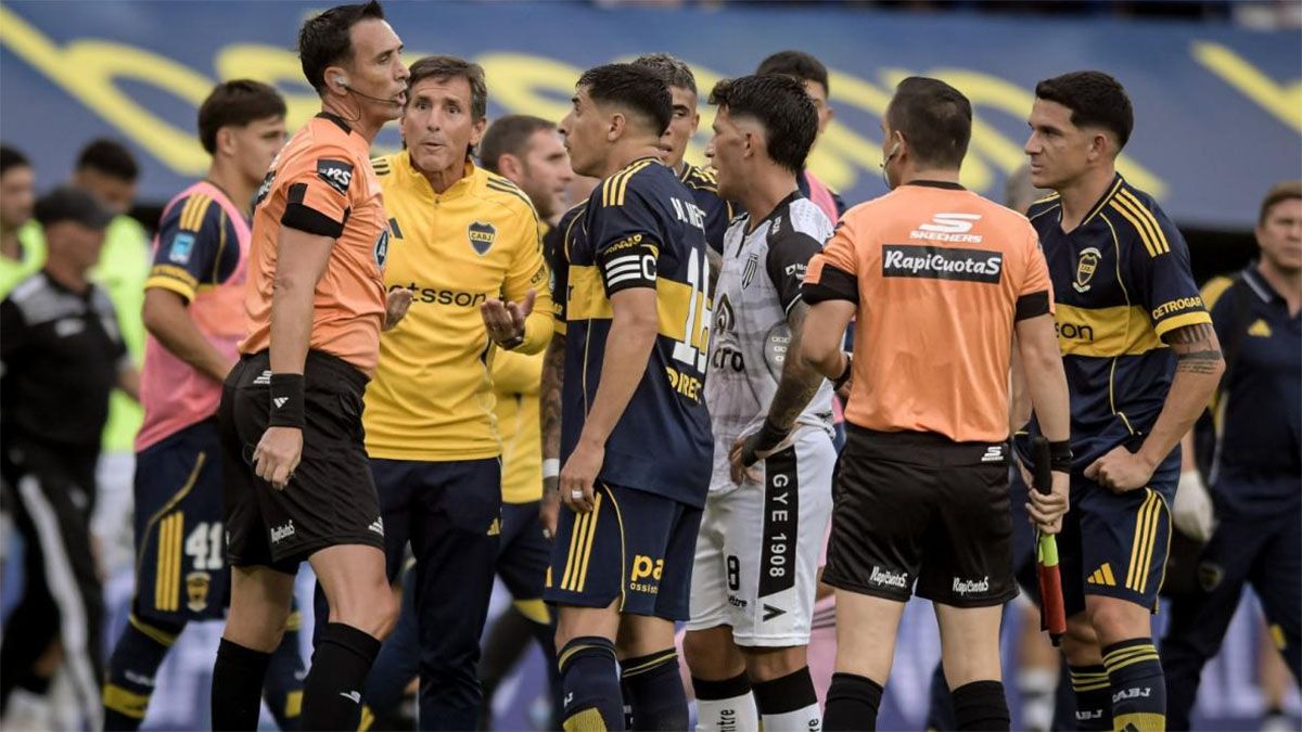 Claudio &Uacute;beda y Miguel Merentiel le reclaman al &aacute;rbitro Pablo D&oacute;valo.