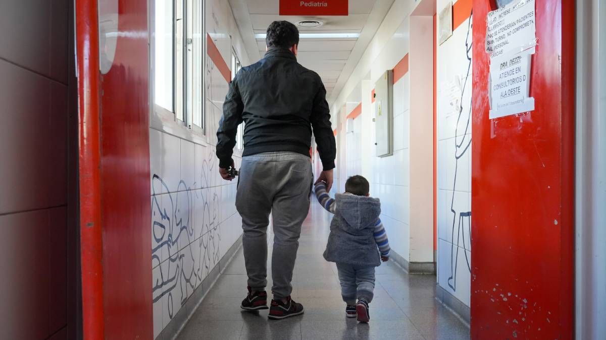 Un niño y su padre en los pasillos del Hospital Ramón Carrillo