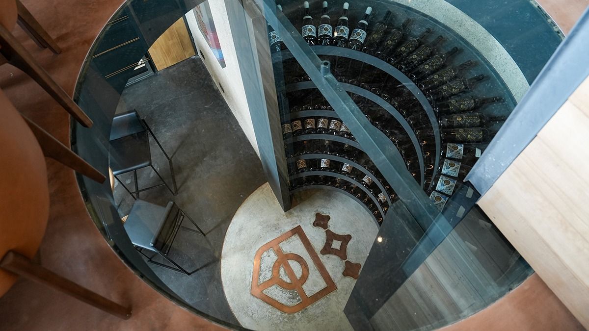 El piso vidriado deja ver la cava de vinos con paredes en piedra del restaurante de la familia Gandolfo y Lautaro Martínez en Mendoza. El piso vidriado deja ver la cava de vinos con paredes en piedra del restaurante de la familia Gandolfo y Lautaro Martínez en Mendoza.