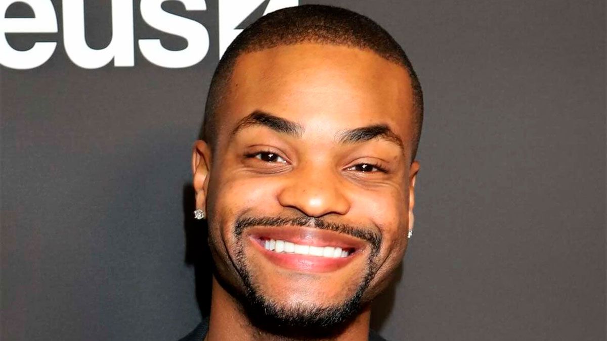 Andrew Bachelor es uno de los protagonistas ed la divertida comedia que está en Netflix.