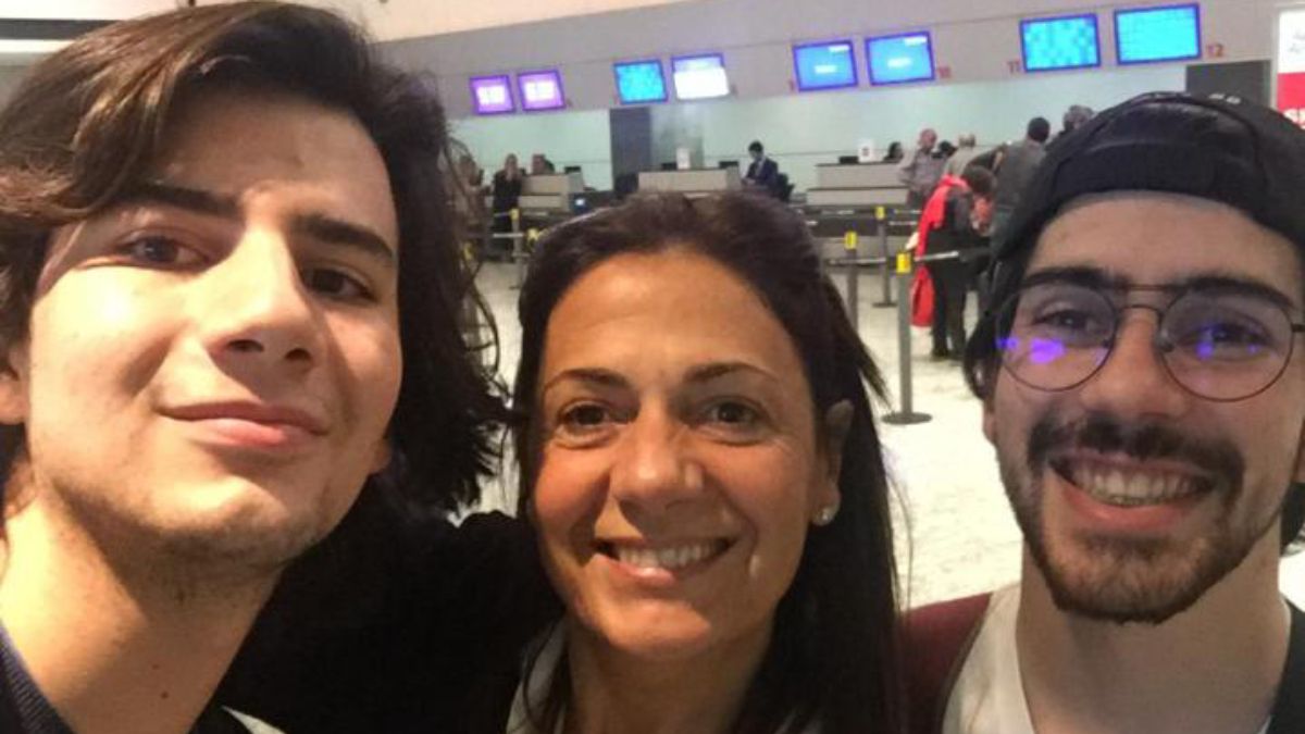 Verónica Cangemi con sus hijos Manuel y Joaquín en uno de los tantos aeropuertos que los ha visto partir o reencontrarse. Verónica Cangemi con sus hijos Manuel y Joaquín en uno de los tantos aeropuertos que los ha visto partir o reencontrarse.