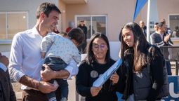 Emir Andraos, intendente de Tunuyán, con una familia que recibió su casa.