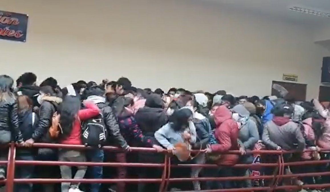 La barabda del cuarto piso de la Universidad El Alto cedio en medio de empujones y enfrentamientos durante una asamblea y varios estudiantes cayeron al vacío. Siete de ellos murieron