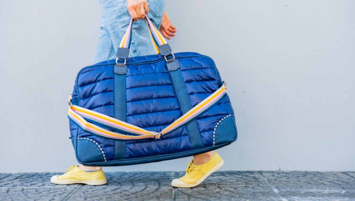 El truco efectivo para guardar ropa en un bolso de mano y ahorrar espacio El truco efectivo para guardar ropa en un bolso de mano y ahorrar espacio