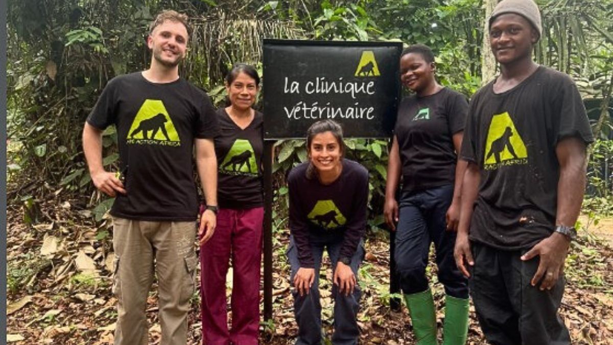 Agustina (centro) con el equipo con el que trabaja en Ape Action África. Agustina (centro) con el equipo con el que trabaja en Ape Action África.