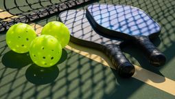 El pickleball combina elementos de tenis, bádminton y ping-pong, y conquistó a millones por su accesibilidad y dinámica competitiva.&nbsp;