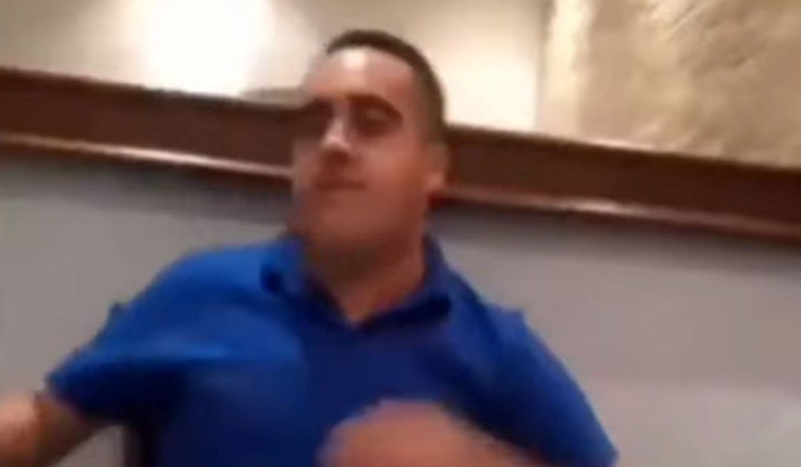 Un pastor evangélico agredió en vivo a su esposa: Acepten la paz del Señor