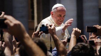 El Papa de la gente: se sentó entre los fieles en una misa en San Pedro