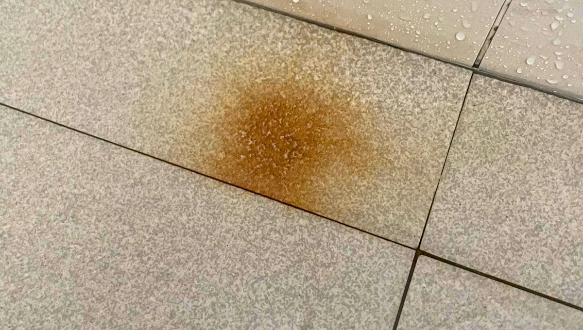 Por qué aparecen las manchas de óxido en los azulejos de la casa y cómo puedo limpiarlas