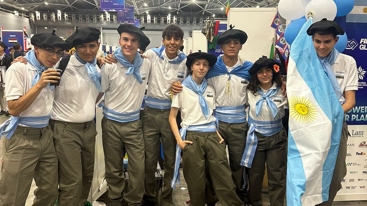 Los 8 mendocinos que salieron subcampeones del Mundial de Robótica First Global Challenge 2023 en Singapur. Los 8 mendocinos que salieron subcampeones del Mundial de Robótica First Global Challenge 2023 en Singapur.