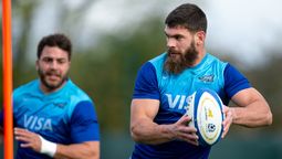 Marcos Kremer (con la pelota) y Facundo Isa, durante la práctica de Los Pumas en Londres, con vistas al test match ante Inglaterra.&nbsp;Foto: gentileza Juan Gasparini/LosPumas.