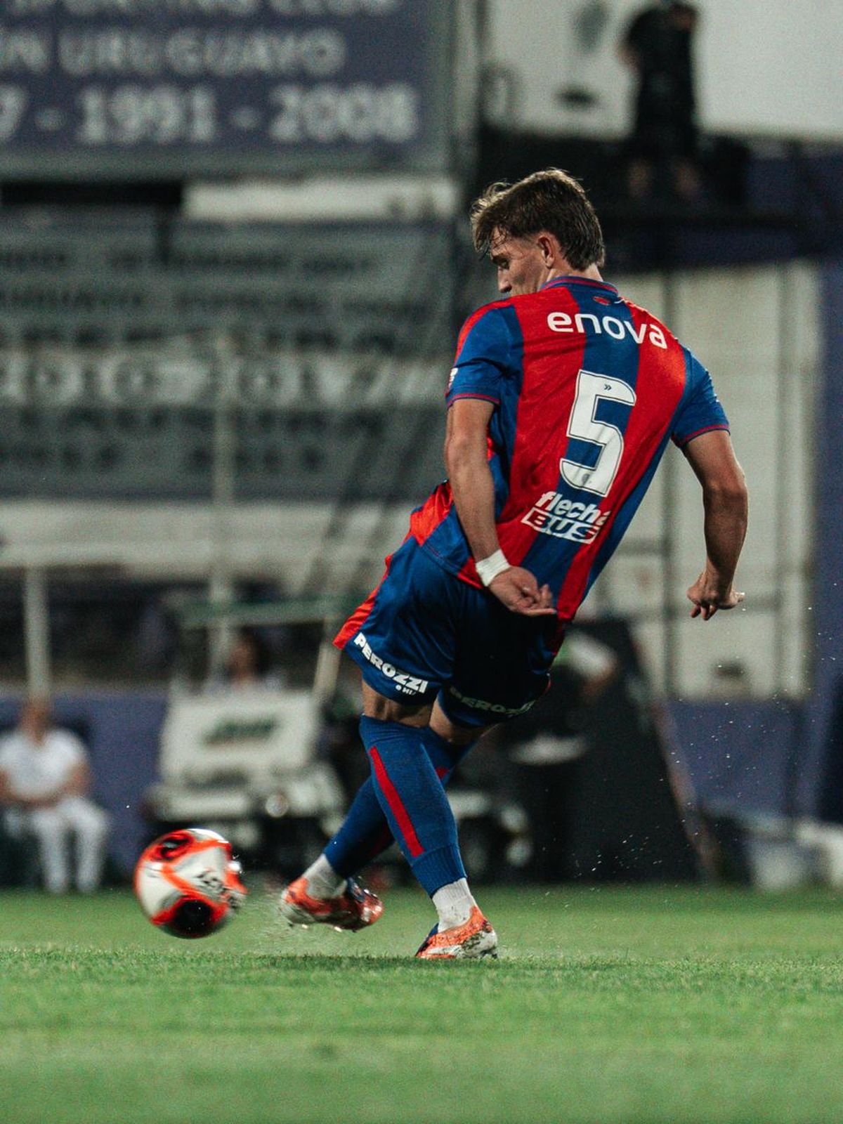 Ignacio Perruzzi fue titular en el mediocampo de San Lorenzo.