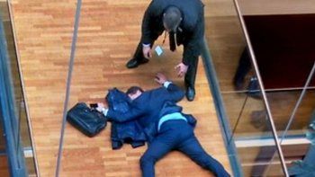 Hospitalizan a un eurodiputado británico tras un altercado
