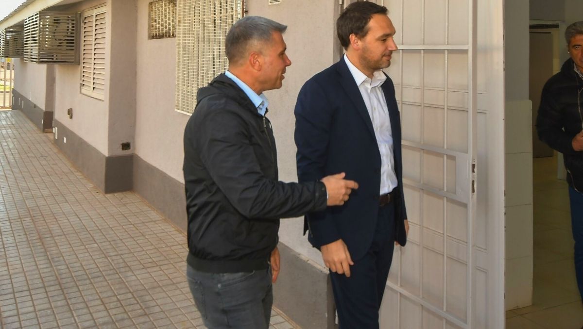 Rodolfo Montero habló sobre la droguería Suizo Argentina durante el recorrido del Centro de Salud del barrio La Gloria que hizo junto al intendente de Godoy Cruz, Diego Costarelli. Rodolfo Montero habló sobre la droguería Suizo Argentina durante el recorrido del Centro de Salud del barrio La Gloria que hizo junto al intendente de Godoy Cruz, Diego Costarelli.