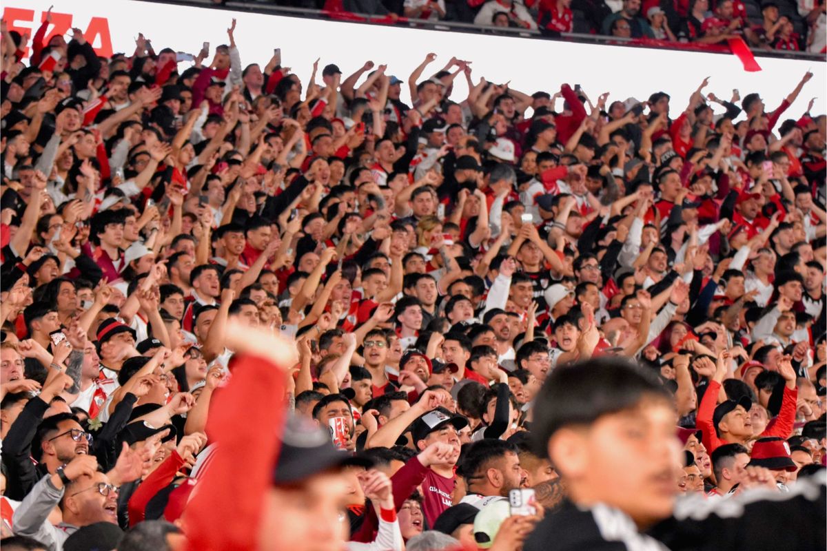 Los hinchas de River se pusieron eufóricos al escuchar al réferi.